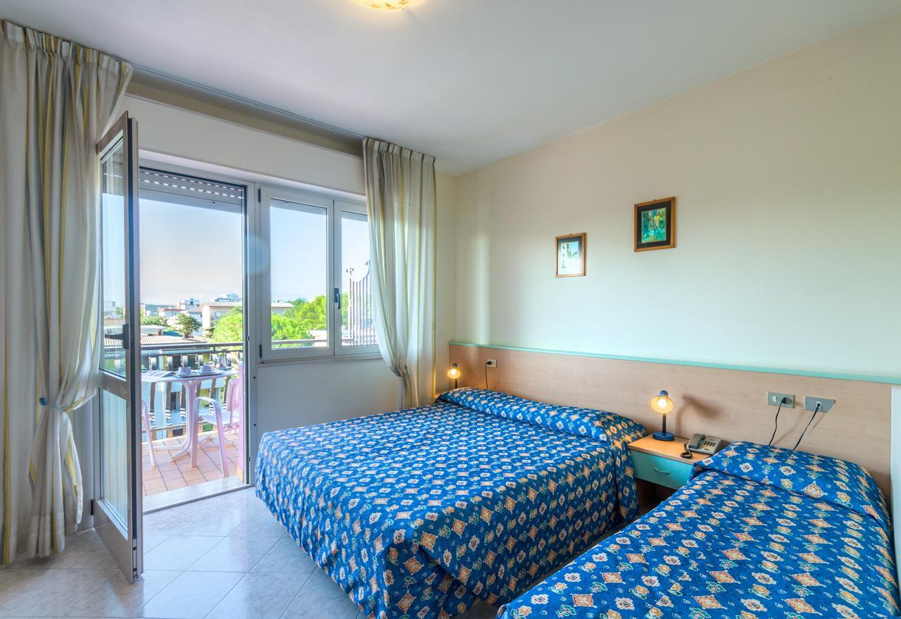 Hotel Di Giovanni Бибионе Екстериор снимка